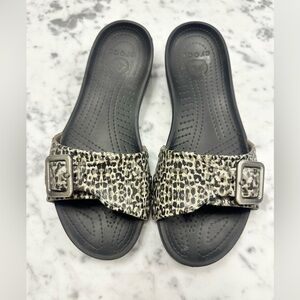 Women’s size 8 crocs with animal print. They no longer make this shoe.